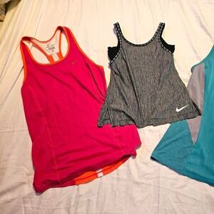 Nike bundle 3 tanks. Small